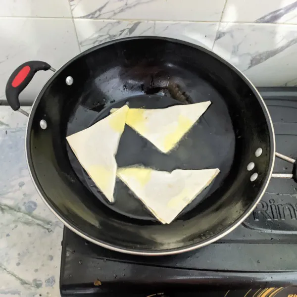 Goreng pangsit sampai berubah kecoklatan. Pangsit kol ungu goreng siap disajikan selagi hangat.