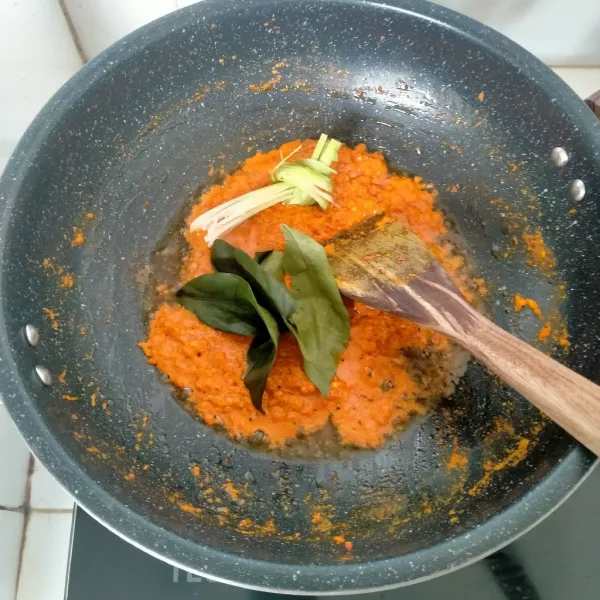 Tumis bumbu halus hingga kadar airnya habis, lalu tambahkan sedikit minyak goreng dan tumis kembali bumbu dengan serai yang digeprek dan daun salam yang diremas-remas.Tumis hingga bumbu matang.