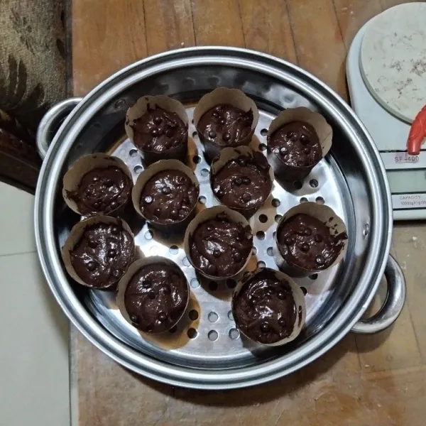 Masukkan adonan ¾ cetakan (agar tidak meluber saat dimasak).