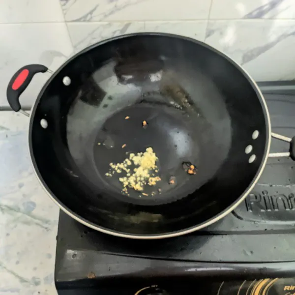 Tumis bawang putih sampai harum dan sedikit layu.