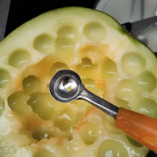 Keruk melon dengan sendok coktail