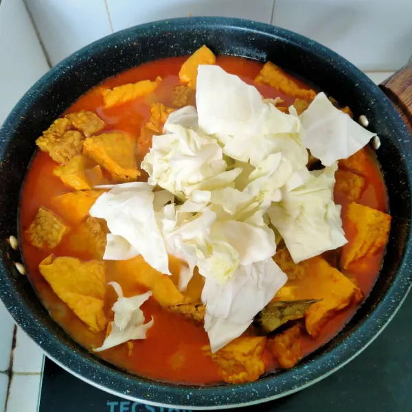 Masukkan kol, lalu aduk rata dan masak sebentar,