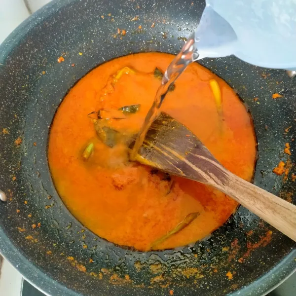 Tuangkan air, lalu aduk sampai rata.