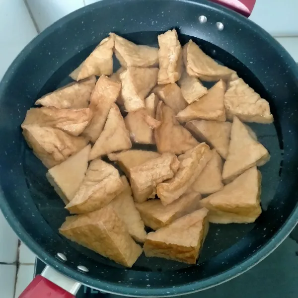 Cuci bersih dan rebus tahu selama 5 menit.