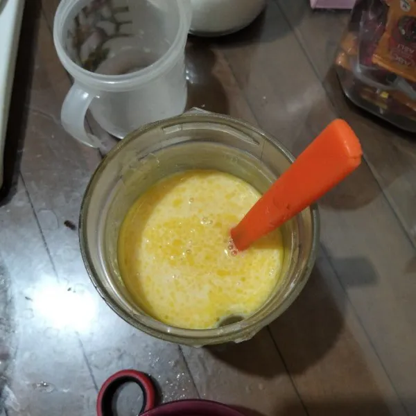 Campur semua bahan cair, kecuali coklat batang. Aduk rata, sisihkan