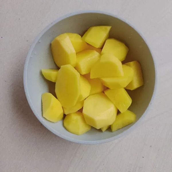 Kupas kulit kentang.lalu cuci bersih