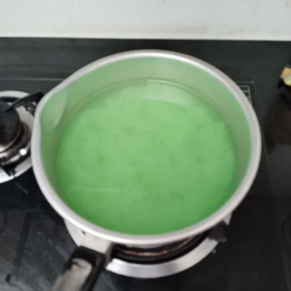 Buat jelly sesuai petunjuk di kemasannya
