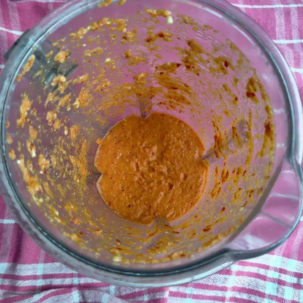 Haluskan bawang putih, bawang merah, kemiri, ketumbar, kunyit, dan cabe merah keriting sebagai bumbu halus.