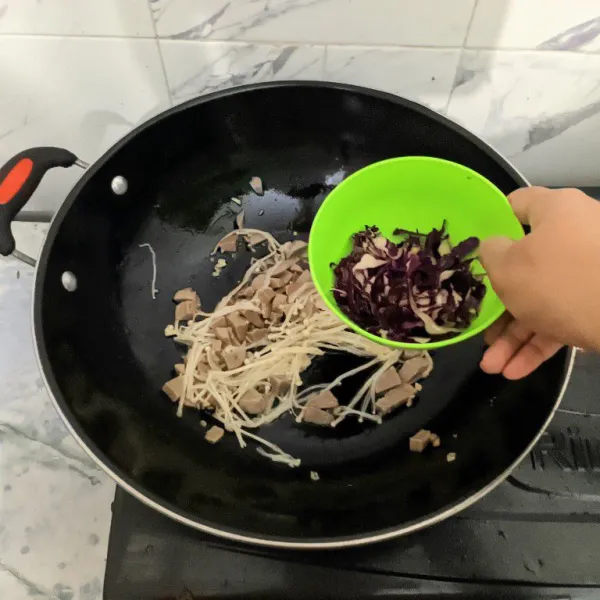 Masukkan irisan kol ungu.