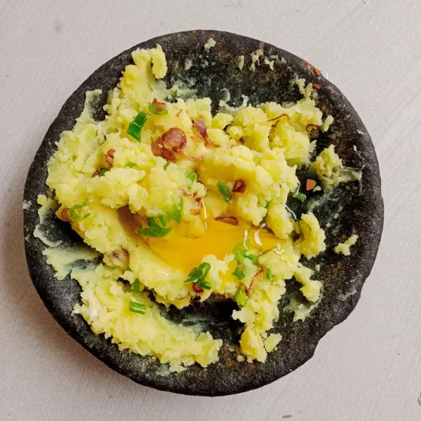 Masukan telur. Aduk rata