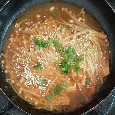 Tambahkan irisan daun bawang dan wijen putih. Angkat dan sajikan!