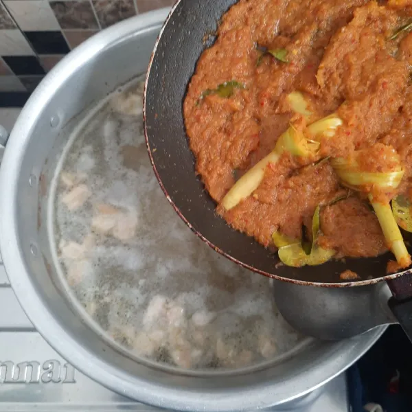 Masukkan bumbu ke dalam panci rebusan ayam. Kemudian, beri seasoning sesuai selera. Rebus hingga bumbu meresap ke dalam ayam. Sisihkan.