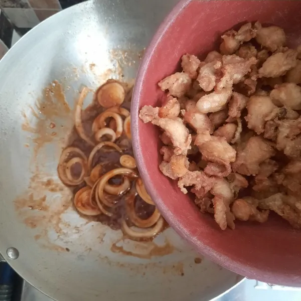 Terakhir, masukkan ayam. Aduk merata dengan api kecil dan sajikan!