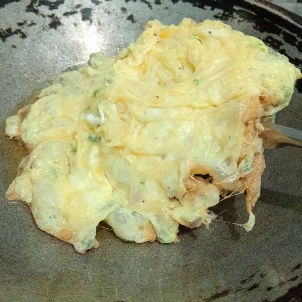 Tunggu hingga bagian bawah berwarna kecoklatan, kemudian balikkan telur.