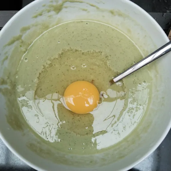 Masukkan telur, lalu aduk kembali.