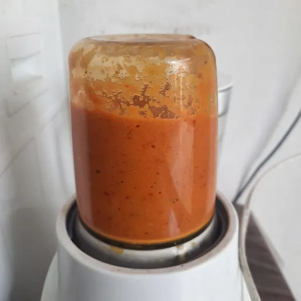 Haluskan bumbu hingga benar-benar halus.