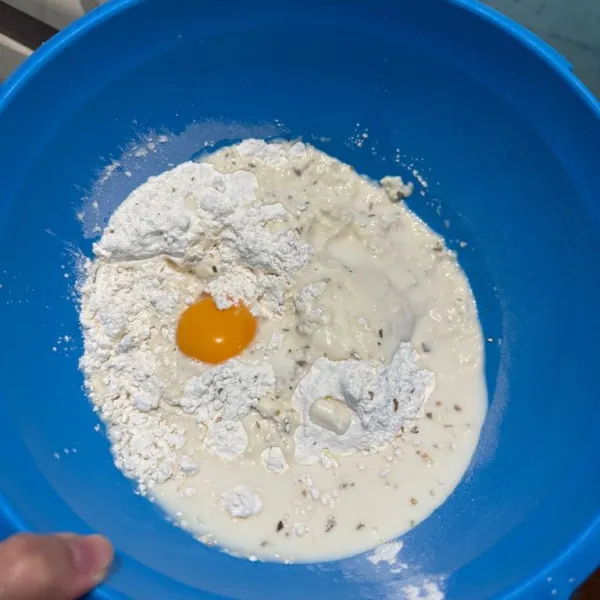 Campurkan tepung dan ragi, aduk merata. Tambahkan oregano dan kuning telur, aduk sambil tuang sedikit demi sedikit susu cair, uleni sampai rata. Kemudian tambahkan margarin, uleni hingga kalis.