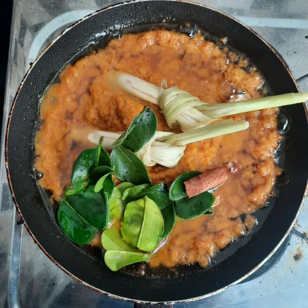 Selanjutnya, tumis bumbu halus beserta bumbu aromatik hingga tanak.