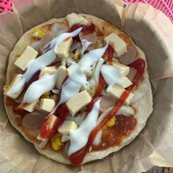 Tambahkan toping sesuai selera dan tidak lupa irisan keju mozarella, mayonaise, dan saus sambal.