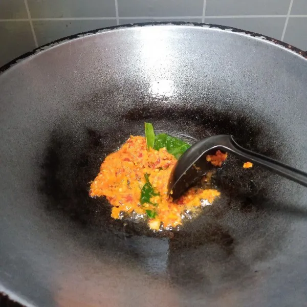 Kemudian, tumis bumbu bersama daun jeruk hingga matang.