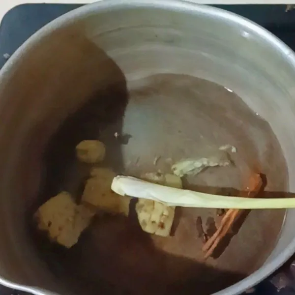 Rebus jahe, serai, kayu manis, gula, dan cengkeh.