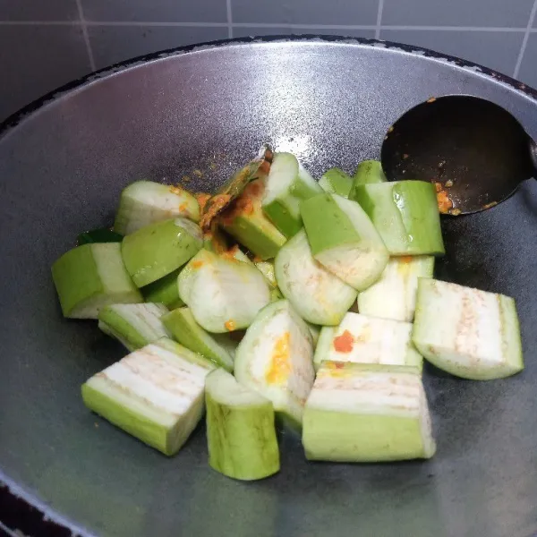 Masukkan terong, tambahkan air.