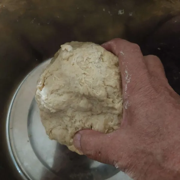 Lanjutkan mengulen dengan tangan (tak perlu hingga kalis), lalu istirahatkan selama 15-60 menit.