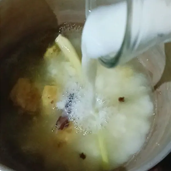 Setelah mendidih, tuang susu cair. Masak sebentar.