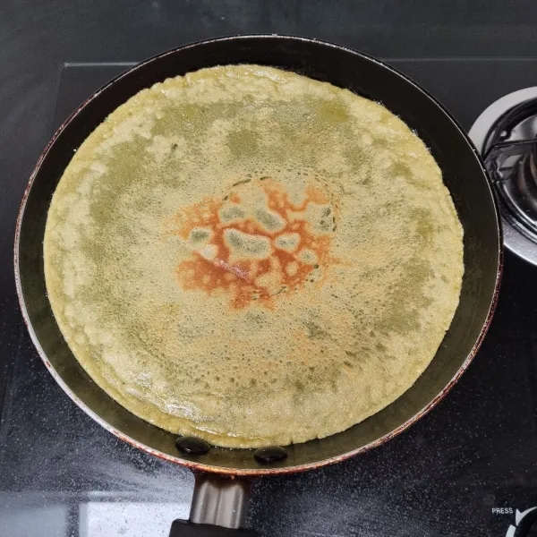 Setelah sisi bawahnya matang, balikkan dan masak lagi hingga kedua sisinya matang.
