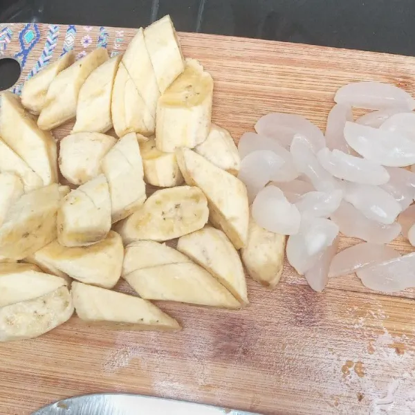 Kupas pisang, lalu potong-potong, kemudian sisihkan.