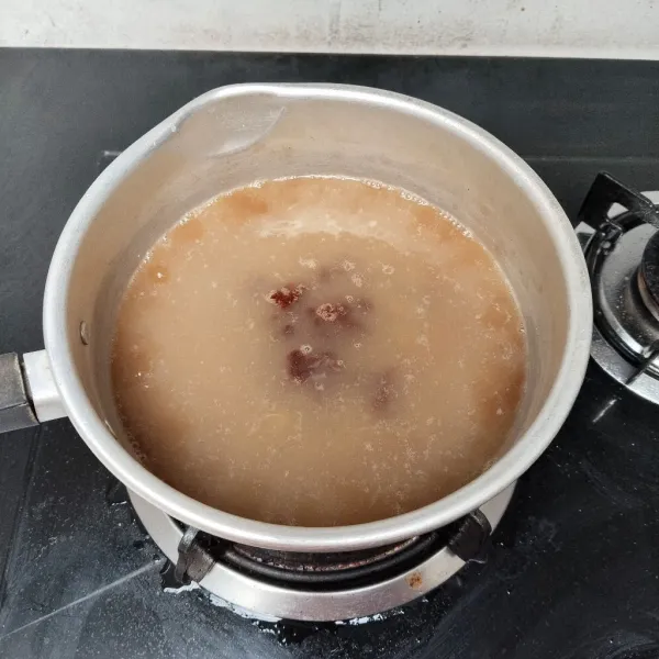 Sisihkan air, masukkan gula aren. Masak hingga gula larut, saring bila perlu.