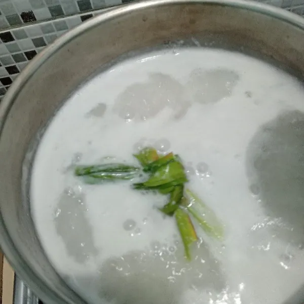 Masak bahan kuah hingga mendidih sambil diaduk, supaya santan tidak pecah. Koreksi rasanya.