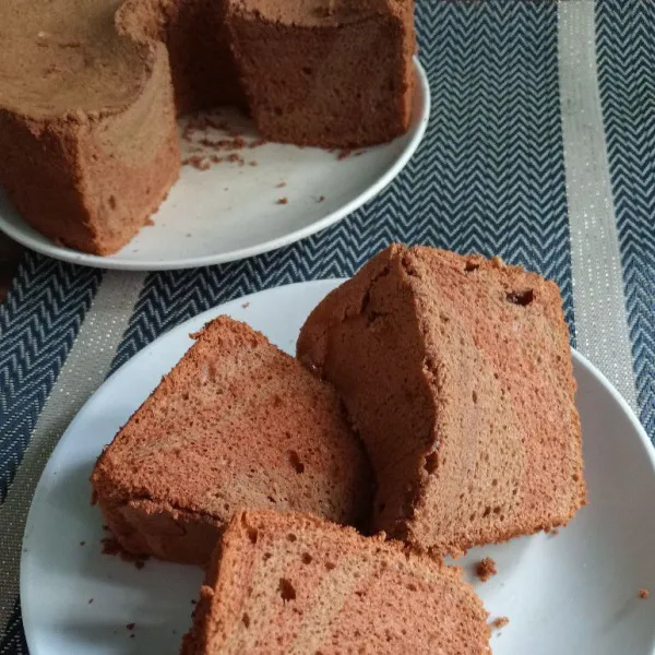 Keluarkan dari loyang, lalu jungkirkan hingga suhu ruang. Sisir sekeliling loyang dengan pisau kecil untuk mengeluarkan cake. Potong-potong sesuai selera.