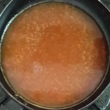 Didihkan air, lalu tambahkan saus gochujang tadi. Gunakan api kecil, kemudian aduk rata. Bumbui dengan lada bubuk dan kaldu bubuk.
