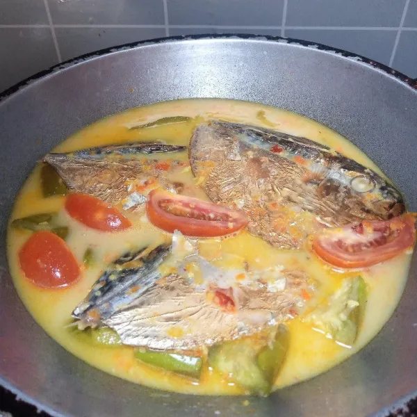 Setelah terong agak empuk, masukkan ikan semar, santan, tomat, kaldu bubuk, dan garam. Aduk merata. Bisa di-tes rasa dulu. Masak hingga kuah mendidih.