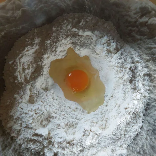 Campur tepung, telur, dan minyak. Kemudian, kocok hingga berbutir.