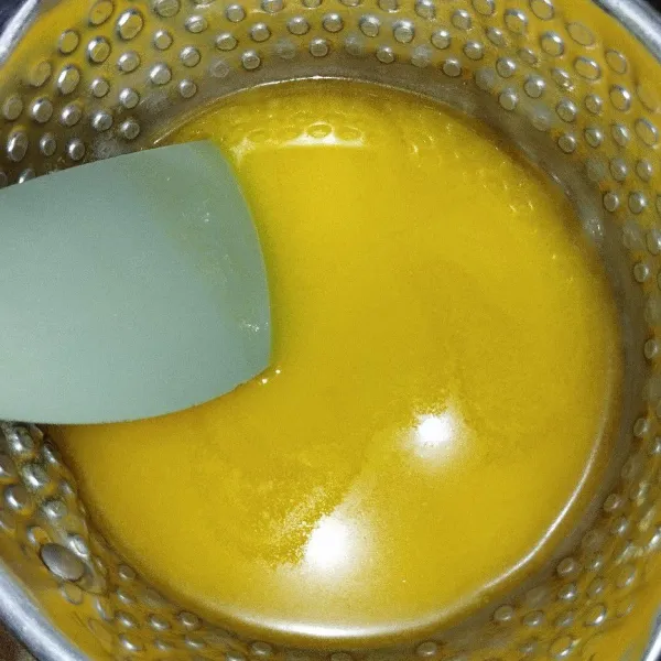 Tambahkan margarin leleh yang sudah dicampurkan dengan minyak, lalu aduk hingga tercampur rata. Oven dengan suhu 150 derajat celsius selama lebih kurang 60 menit atau hingga matang.