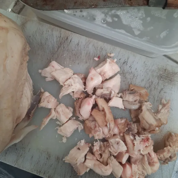 Rebus dada ayam dan ceker hingga matang. Selanjutnya, tiriskan dada ayam dan potong dadu. Kemudian, kembalikan ke dalam panci rebusan.