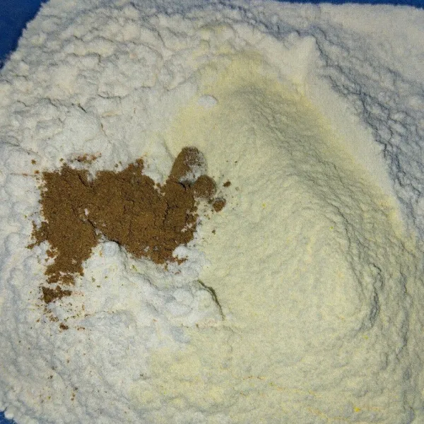 Campurkan tepung terigu, susu bubuk, dan bubuk spekuk.