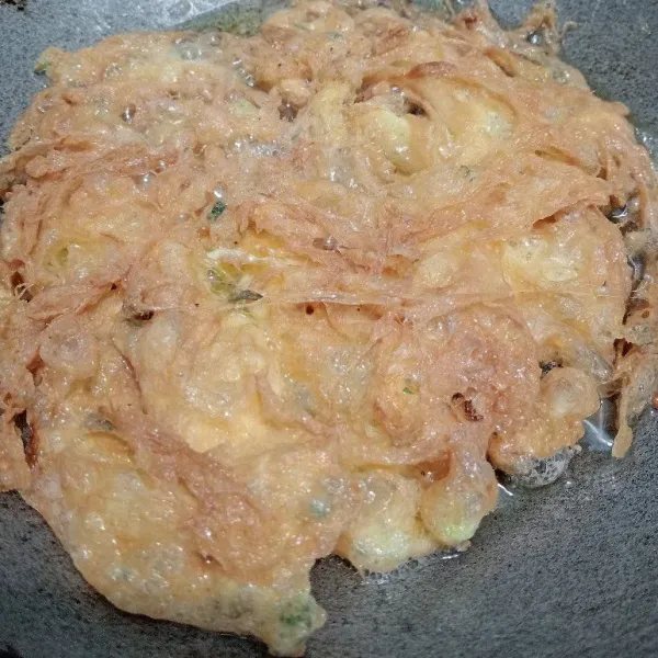 Masak sampai sisi satunya matang sempurna, angkat dan tiriskan.