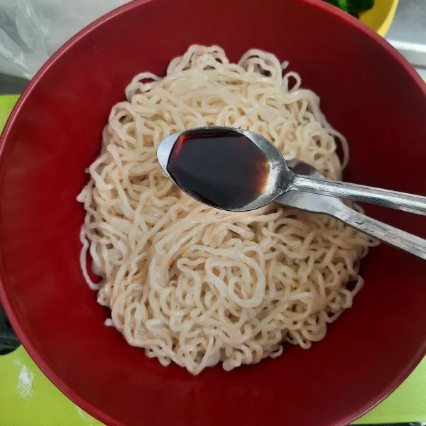 Jika ingin taste lebih asin, maka tambahkan kecap asin. Kemudian, aduk rata.