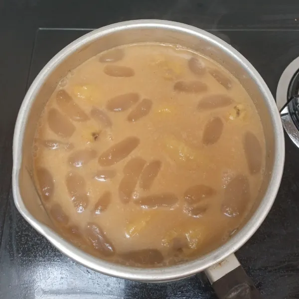 Kecilkan api dan masak hingga semua matang, matikan kompor.