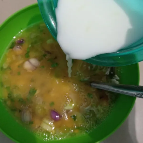 Larutkan maizena dengan air. Tuang kedalam kocokan telur. Aduk kembali hingga rata.
