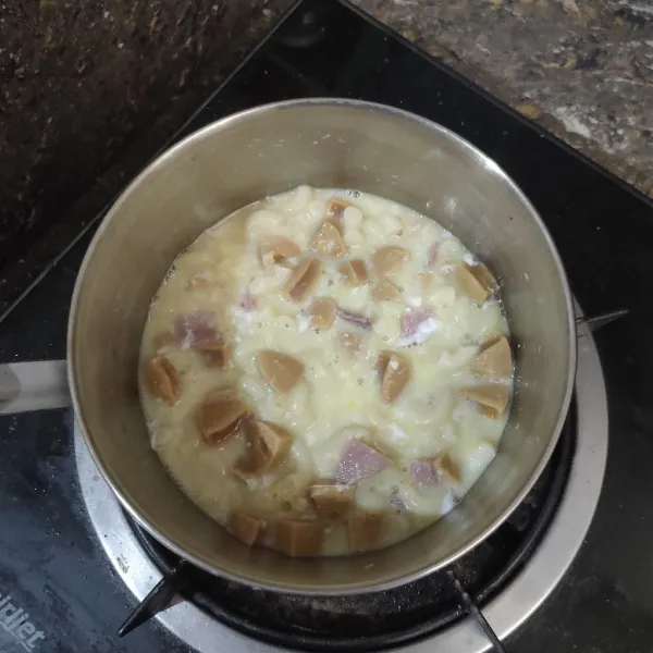 Sisakan 1/4 air rebusan di dalam wadah, masukkan telur, dan aduk cepat