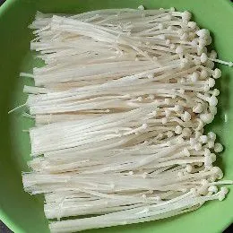 Potong akar jamur enoki dan cuci bersih, pisah-pisahkan kuntumnya.