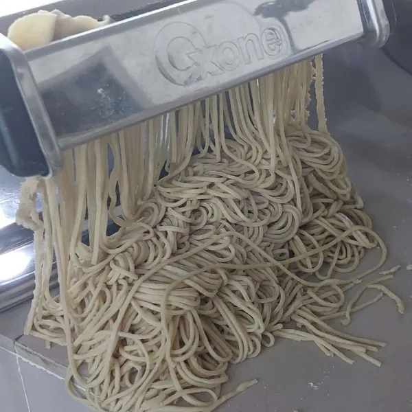 Terakhir sebelum dipotong, olesi kedua permukaan dengan tepung terigu atau maizena, gilas lagi lalu potong. Tambahkan tepung terigu atau maizena pada mie yang sudah dipotong agar tidak lengket. Siap digunakan atau bisa disimpan selama beberapa hari!