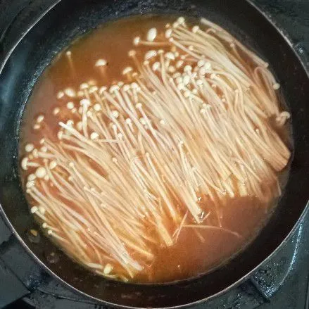 Masukkan jamur enoki, bolak-balik. Koreksi rasanya.