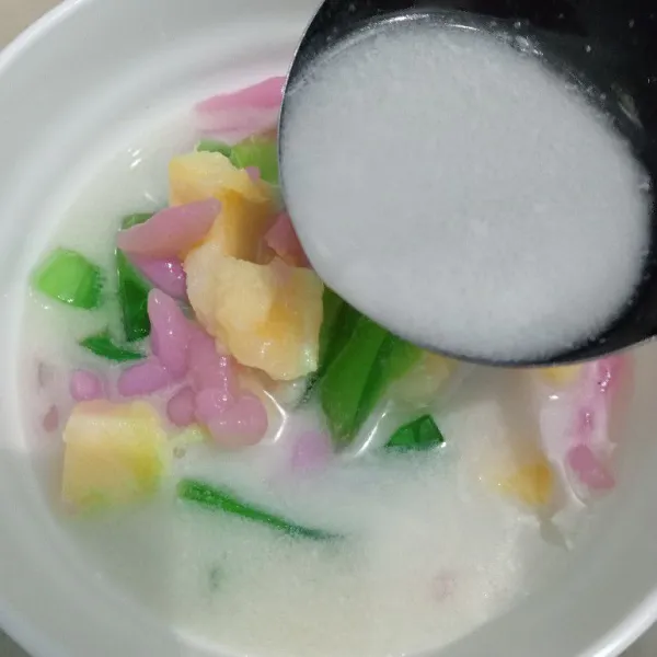 Siram dengan kuah santan.