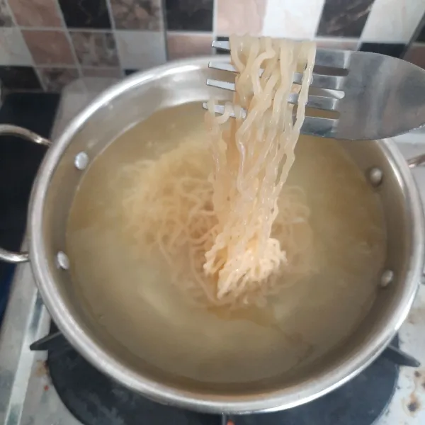 Kemudian saat akan menyajikan, rebus mie hingga tingkat kematangan yang diinginkan. Tiriskan.