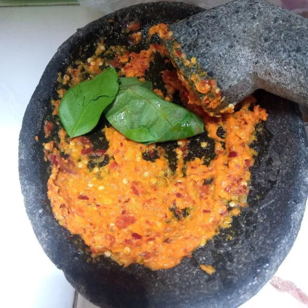 Haluskan bumbu, tambahkan daun jeruk.